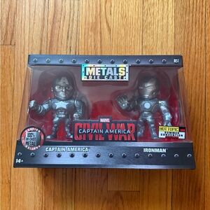 Marvel Metals Die-Cast Captain America & Iron Man - Silver